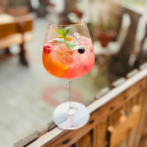 Lässige Cocktails runden das Sortiment der Buschenschank von Winzer Florian Eschlböck ab