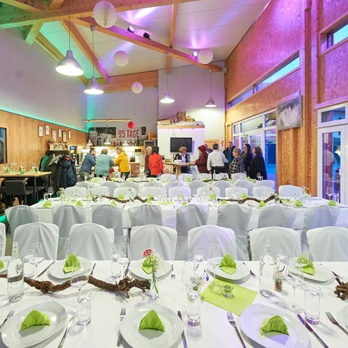 Verkostungsraum der Eventlocation 95Tage in Hörsching mit stilvoller Tischdekoration