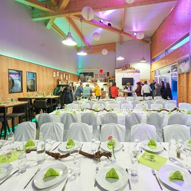 Verkostungsraum der Eventlocation 95Tage in Hörsching mit stilvoller Tischdekoration