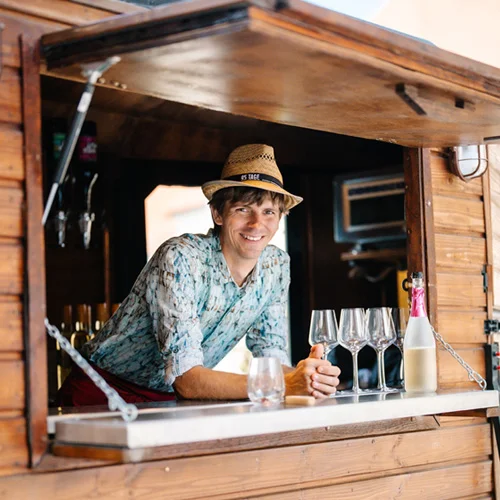 Mobiler Barwagen mit Holzausbau und Ausschankfenster von 95 Tage für Events