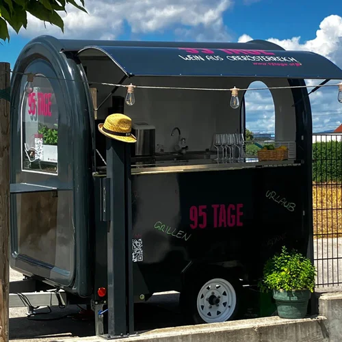 Geöffneter mobiler Barwagen von 95 Tage im Einsatz bei einer Veranstaltung