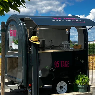 Geöffneter mobiler Barwagen von 95 Tage im Einsatz bei einer Veranstaltung