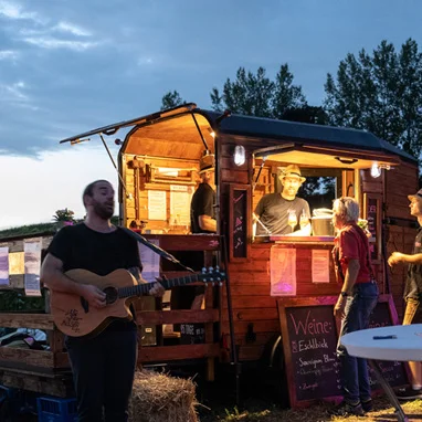 Mobiler Barwagen als mobile Eventbar für Hochzeiten und Agapen