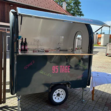 Mobiler Barwagen von 95 Tage bei Outdoor-Event in Oberösterreich