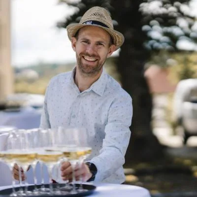 Vorbereitete Getränke zum Anstoßen bei einer Agape