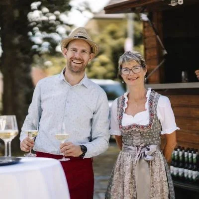 Sektausschank bei einer Agape nach eienr Hochzeitsfeier