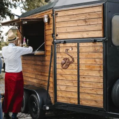 Mobiler Barwagen von Weinbau Eschlböck bei einer Hochzeit
