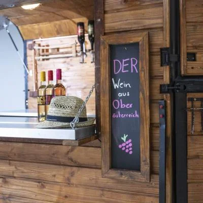 Detail-Aufnahme der Vorderseite des mobilen Barwagens