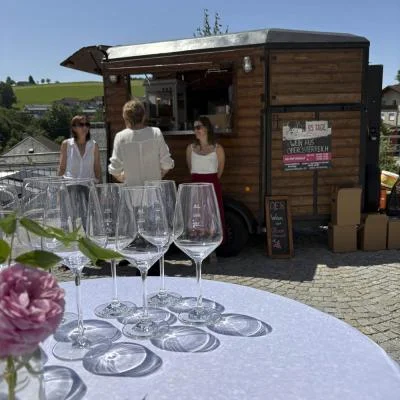 Detail des Ausschanks an der mobilen Bar mit Gläsern