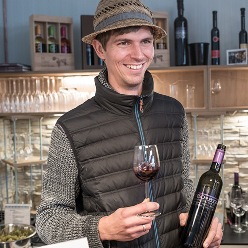 Winzer Florian Eschlböck bei einer Verkostung seiner Weine