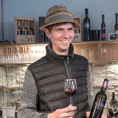 Winzer Florian Eschlböck bei einer Verkostung seiner Weine